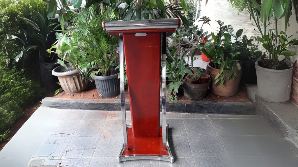 sewa podium kayu stainless